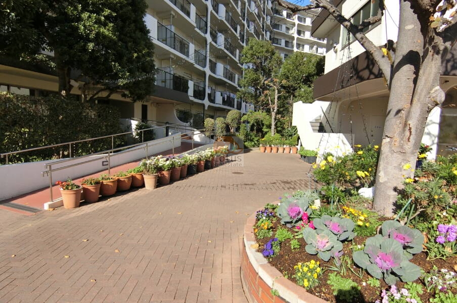 日商岩井亀戸マンション共用部4｜どなたがお世話されてるかわからなかったのですが、植栽や花の植木等が大変きれいでした。