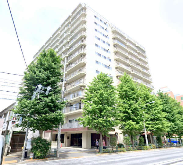 ファミール本郷外観１｜ファミール本郷は昭和５０年築の１４階建てです。本郷通りに面しています。東大前駅から徒歩１分の好立地です。