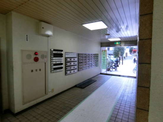ライオンズマンション神楽坂外観共用部6｜エントランスに入って外部を見渡したロケーションところです。ひろいアプローチ空間になっています。