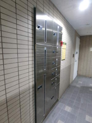 ファミール亀有弐番館外観共用部13｜宅配ボックスも設置済みです。こちらはパブリック側に設置されていました。