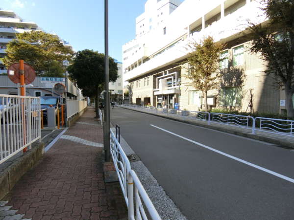 ルネ門前仲町アプローチ10｜深川スポーツセンターを脇にさらに進みます。