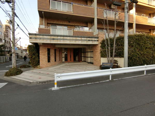 レクセルガーデン竹ノ塚外観共用部5｜エントランスは植栽の整備などが整然としています。