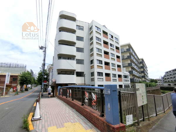 アビターレ西荻外観共用部｜川沿いなので日当たり・見晴らしがよいマンションです。