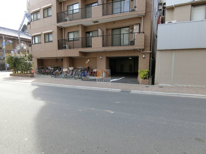 ファミール浅草シティウエスト (4)｜マンション前の通りは幅広ですが交通量はすくなく徒歩や自転車の通行が多いです。