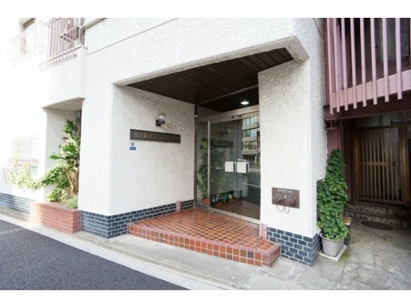 池之端永谷コーポラスエントランス１｜不忍通り沿いに立地し、千代田線「根津」駅から徒歩3分です。