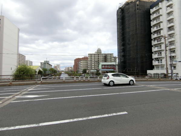 コスモ西大島アプローチ5｜しばらく進むと小名木川にあたります。この橋は開明橋といいます。この橋は渡りませんが、物件はここまでくるとすぐ近くです。