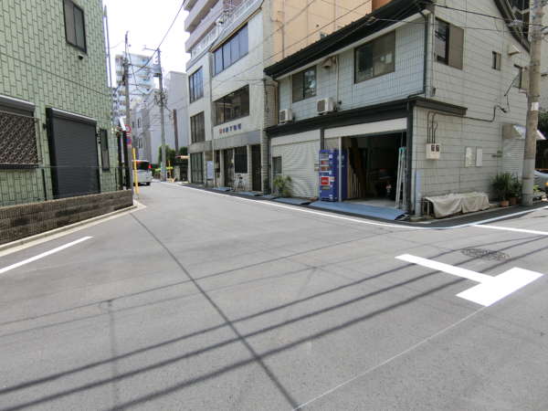 中銀上野小島マンシオンアプローチ1｜すぐ右です。大通りから一本はいると、ビル、マンション、商工業者の建物などなど、下町的な街並みが広がる静かなロケーションです。
