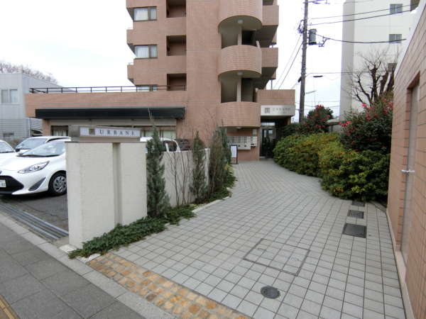 アーベイン赤塚アプローチ1｜小規模のマンションですが、引いた感じのゆったりしたエントランスアプローチになっています。