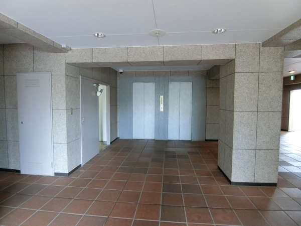 日商岩井竹の塚マンション外観共用部12｜エントランス内部の様子です。エントランスに入ったところ見通しの良いところにエレベータが２機あります。