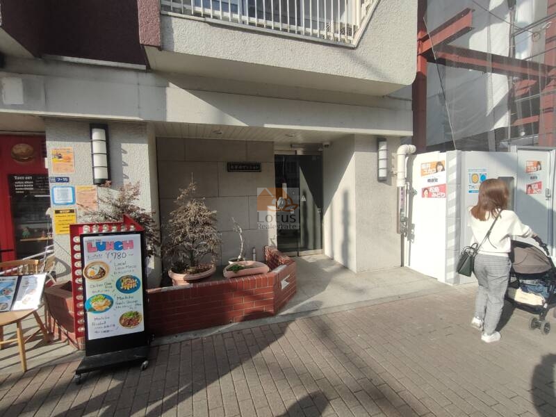 吾妻橋マンションエントランス1｜１階には飲食店があるので賑やかな印象を受けます。