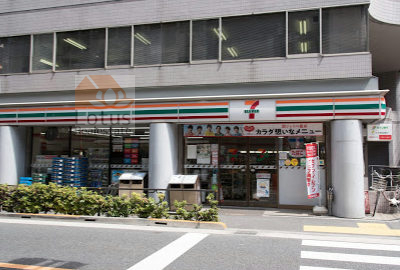 セブン-イレブン 本郷店｜「セブン-イレブン 本郷店」が徒歩1分にあります。サッカー通り沿いです。