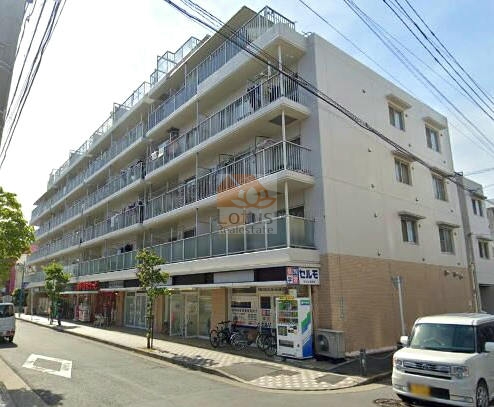 サンマンション五反野外観５｜サンマンション五反野は6階建てのマンションです。「五反野」駅から徒歩8分、「五反野ふれいあい通り商店街」沿いに立地しています。