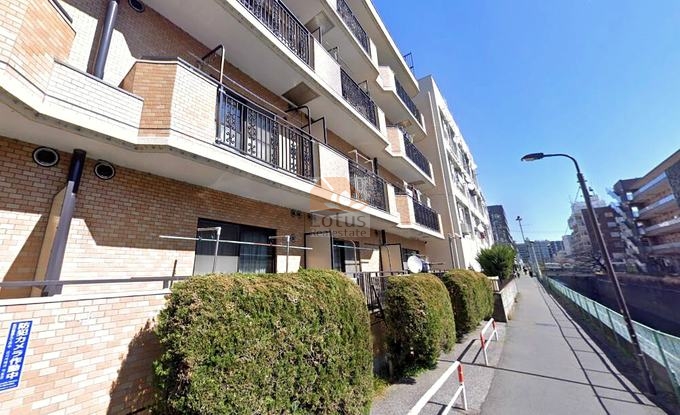 ライオンズマンション下落合は、妙正寺川に面した5階建てのマンションです。周囲の緑と相まって静けさを感じさせる景観が広がっています。朝の通勤時には、歩道を流れる空気が爽やかに感じられます。