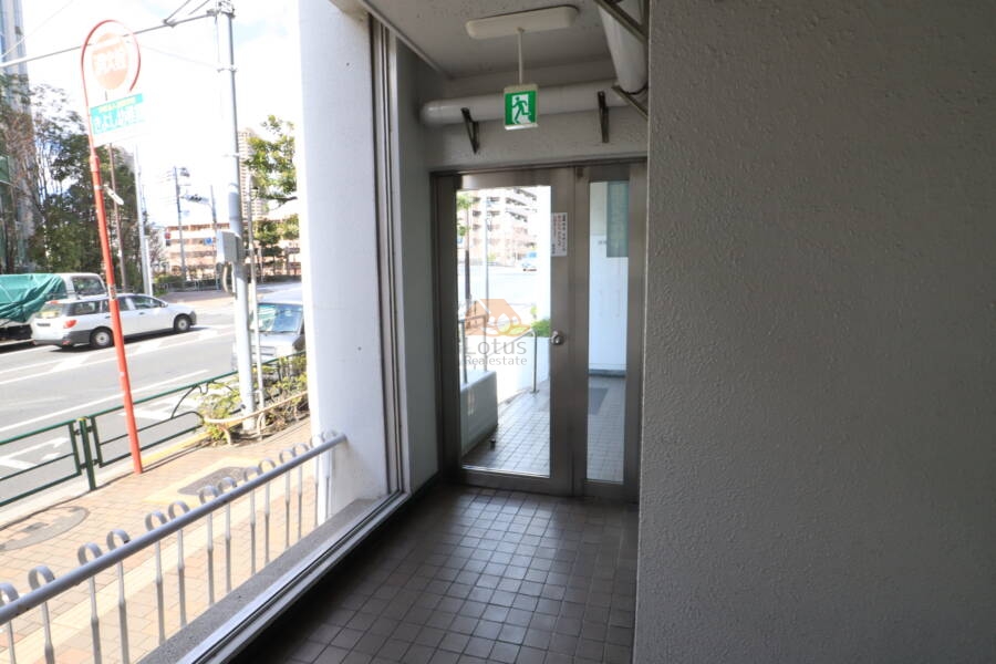 小名木川ハウスエントランス1(1)｜エントランスを裏手中がわから見た様子です。