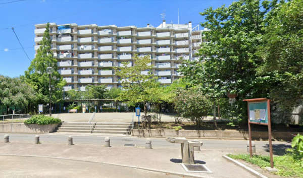 上高田四丁目団地１号棟外観7｜２号棟は公園や寺院群の敷地ににも面していて、眺望・日当たりも良好といえます。