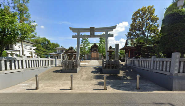 ライオンズマンション西葛西第３-宇喜田稲荷神社｜エントランス前には神社があります。