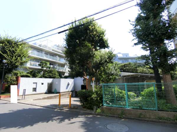 幡ヶ谷ハウス外観共用部3｜外観です。こちらは駐車場の車路に向かう部分です。