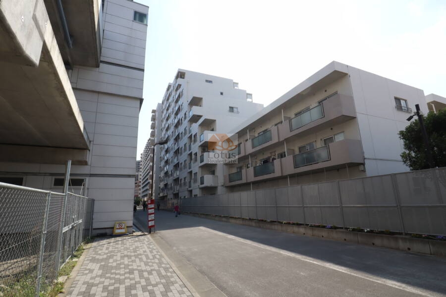 曳舟西ビューハイツ外観4｜周辺の住宅街は静かで、穏やかな環境がありますので、日々の生活において心地よいリラックスした時間を過ごすことができます。