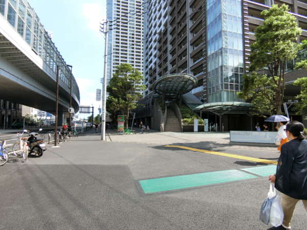 晴海テラスアプローチ5｜橋を渡って交差点を過ぎると、タワマン「東京タワーズ」ができます。この交差点を左に向かうのが近いと思います。