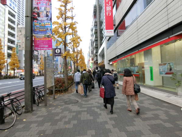 末広町ハイムアプローチ7｜駅は中央通りに面しています。三菱ＵＦＪ銀行のある出口が近いと思います。