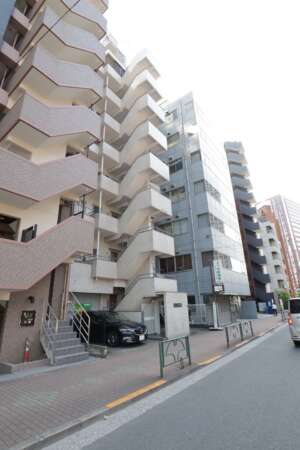 ローレルプラザ田町外観2｜ローレルプラザ田町は、1982年（昭和57年） 2月に建てられた、8階建てのマンションです。田町駅が徒歩圏内の芝浦運河沿いに立地します。