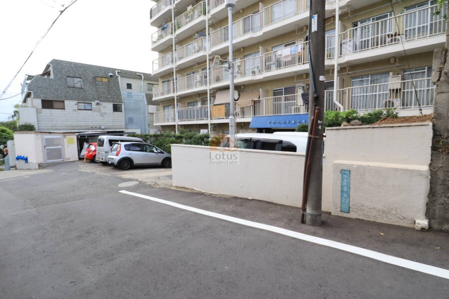 カサベルド富士見外観3｜エントランス前は低層住宅なので日当たりも良好です。