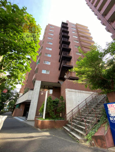 マンション新宿御苑外観６｜北側に階段がありますが、建物の裏手から区立花園公園方面を通って新宿御苑前駅まで行けます。
