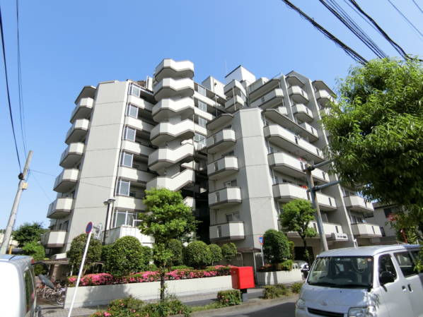 グリーンパーク東綾瀬のバス通り側の外観です。バス通り側は意外と交通料が多いのですが、環七と絡む信号がありますので、スピードは出ていない道のようです。