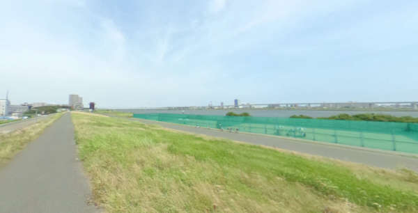 ライオンズマンション東大島第二-荒川土手｜徒歩1分に荒川河川敷があります。