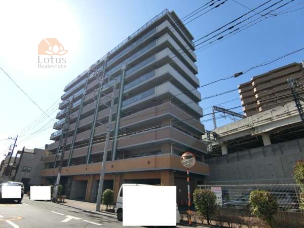 ロータリーパレス北千住外観共用部2｜線路に面したロケーションで、駅から家がすぐ見える近さです。体感距離は５分よりも短いかもしれません。