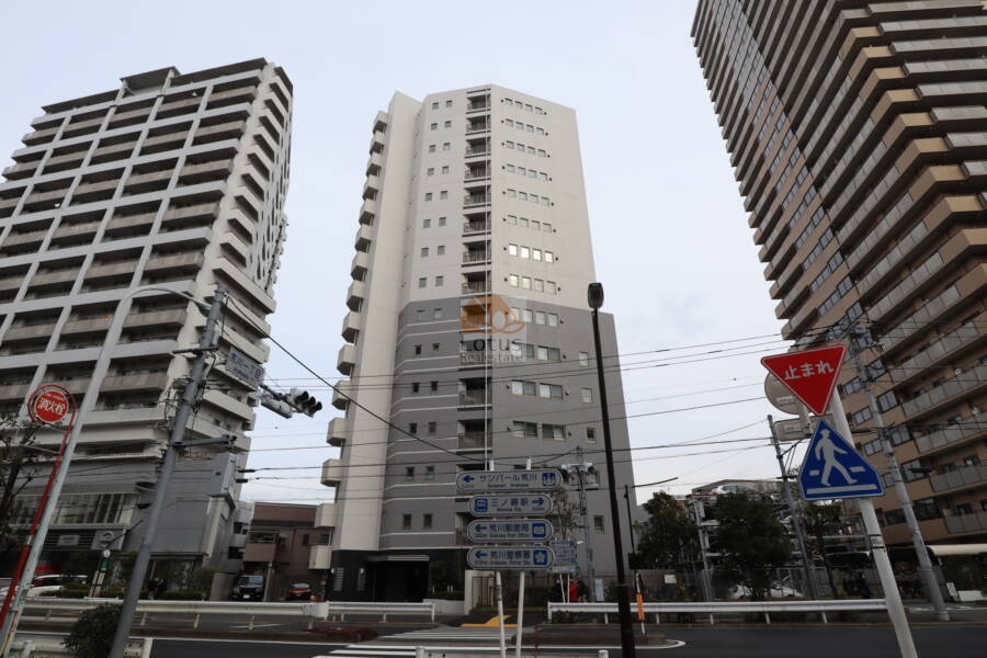 ライオンズ三ノ輪フェアマークス外観 (2)｜毎時通りに面した立地です。