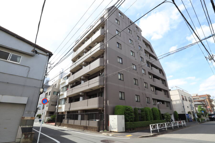 マイキャッスル錦糸町外観1｜マイキャッスル錦糸町は蔵前橋通りを一本入った住宅地にあります。近くには大横川親水公園、区立錦糸中学校、スーパーマーケットなどあります。