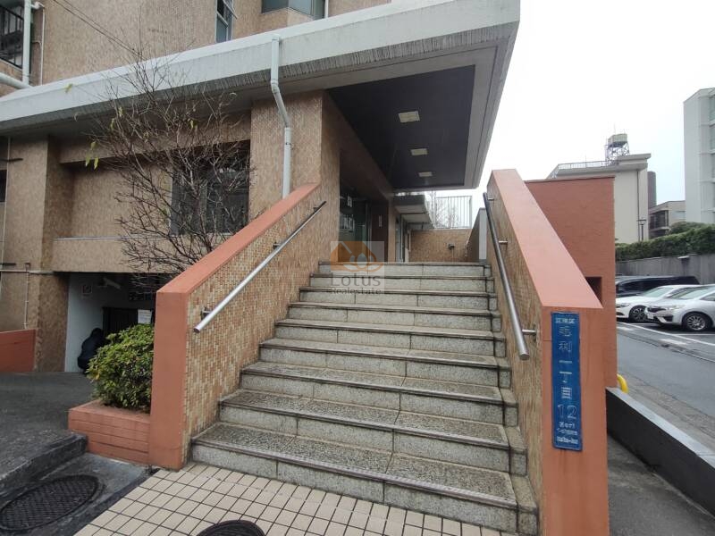 錦糸町第２ローヤルコーポントランス1｜エントランスアプローチまでは階段ですが、この反対側にはスロープもありますので、ショッピングカートなどでしたら大丈夫です。