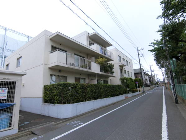 中村中学校向きの外観です。右手の植栽は中村中学校のものです。