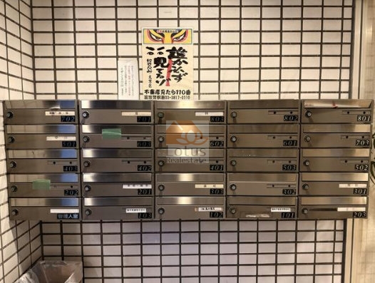 エザンス白山集合メールボックス｜メールボックスは、タイル張りの壁面に埋め込み式で整然と並んでいます。各住戸番号が表示され、掲示板も設置されています。