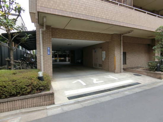 ライオンズマンション船堀グリーンロード外観共用部4｜建物の裏手に駐車場、バイク置き場、駐輪場が備えられています。駐輪場は、写真では見えませんが、このほかにも屋内ラック式もあります。