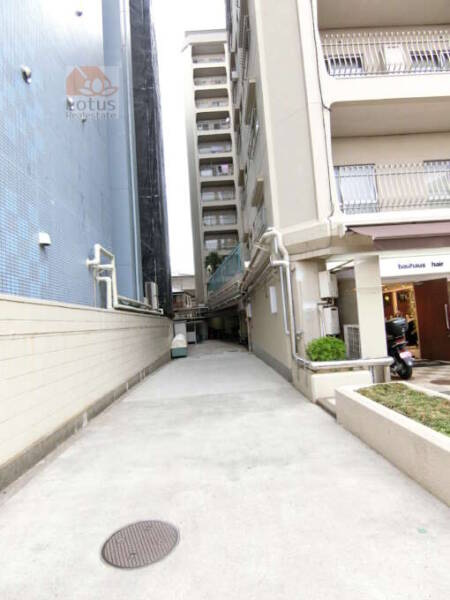 練馬サマリヤマンション外観・共用部4｜建物向かって左には駐輪場等がありました。