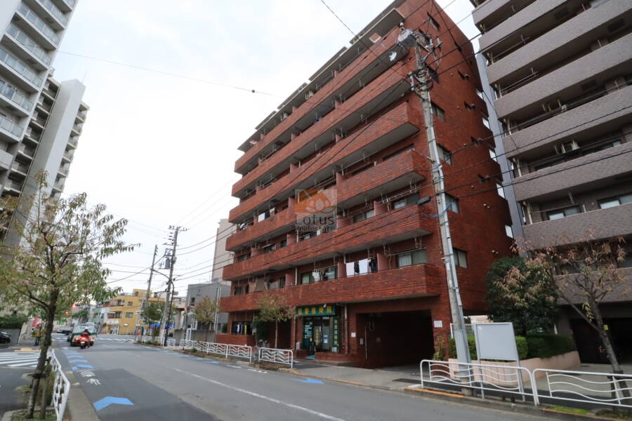 サンシャインハイツは8階建てのマンションです。京葉道路に背を向けて立っています。お隣には交番があり、近隣にはスーパーもあり便利です。
