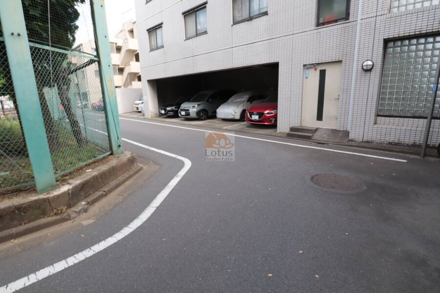 クリオ武蔵関壱番館の共用部：駐車スペースの入り口です。