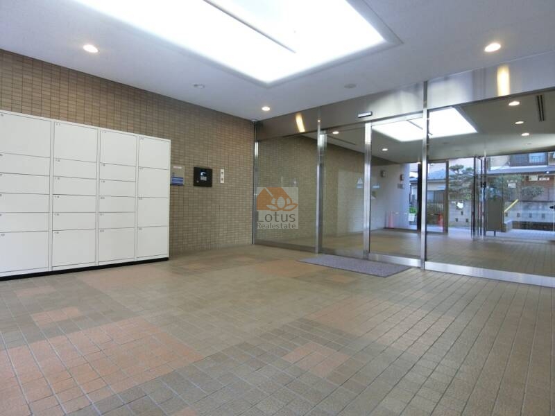 ソネット上池袋共用部2｜元々が大手の開発分譲であるがゆえ、分譲マンション級の共用部の設えとなっています。