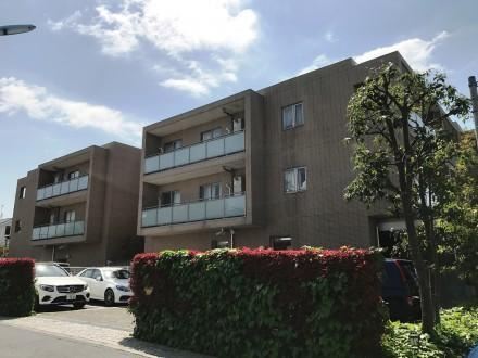 ベルパティオ杉並本天沼外観2｜ベルパティオ杉並本天沼は平成１９年築の３階建て低層マンションです。第１種低層住居専用地域で低層住宅の良好な住環境を守るため用途地域の中で最も厳しい規制がかけれられたエリアです。