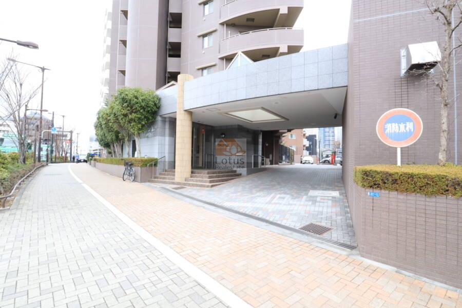ディオレ西新宿エントランス1｜山手通りに面した立地です。