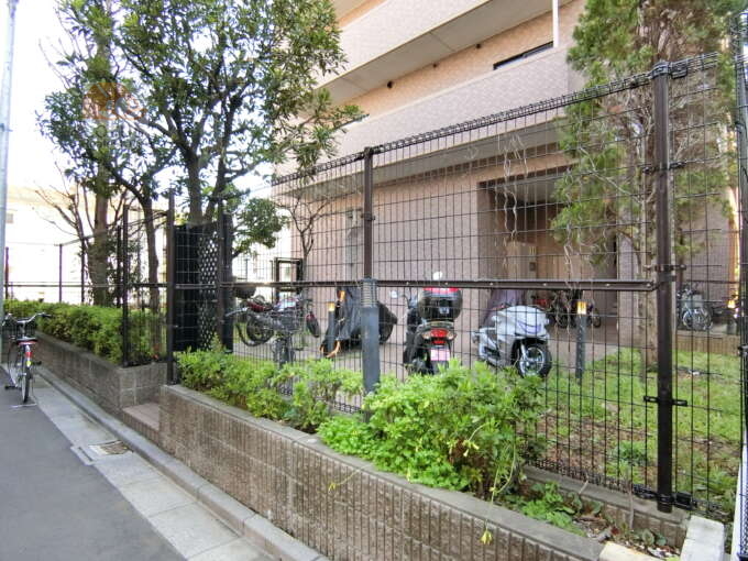 ダイアパレス南砂町仙台堀川公園外観共用部2｜駐輪場・駐車場は建物内脇と裏側に設置されています。トランクルームもあるのでちょっとした荷物をしまうのに便利です。