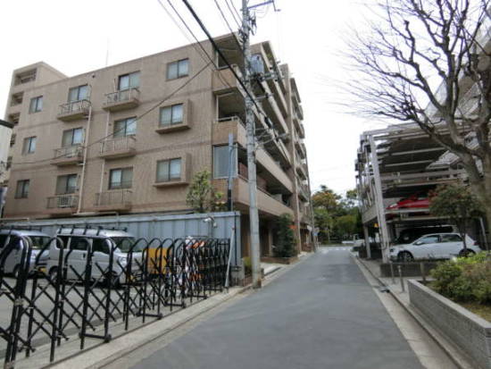 ライオンズマンション船堀グリーンロード外観共用部6｜ライオンズマンション船堀グリーンロードの周辺はマンション、一戸建て、小規模作業場等が混在する一角にあります。撮影した休日は落ち着いた郊外の雰囲気の街並みでした。