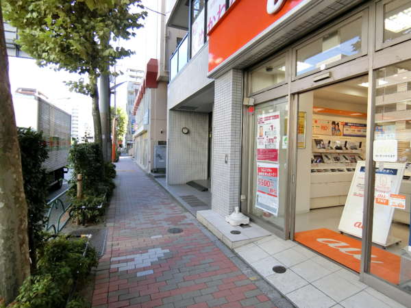 千代田マンションアプローチ3｜実際のところ、駅徒歩１分ですので近いです。ＡＵショップの隣の建物になります。