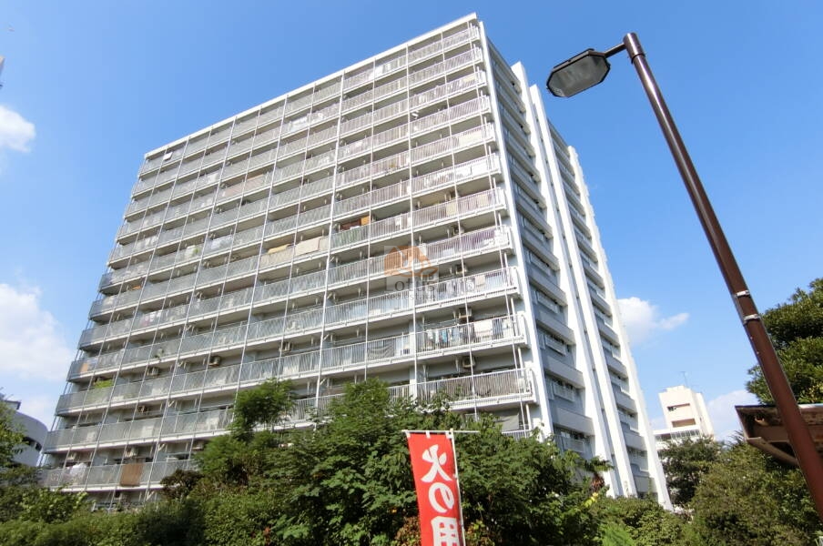 戸山ハイツ２７号棟外観9｜戸山ハイツ２７号棟は、1973年築の14階建て、総戸数215戸の大規模マンションです。