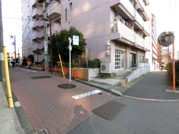 方南町コーポビアネーズ外観・共用部2｜通り沿いにマンションはあります。