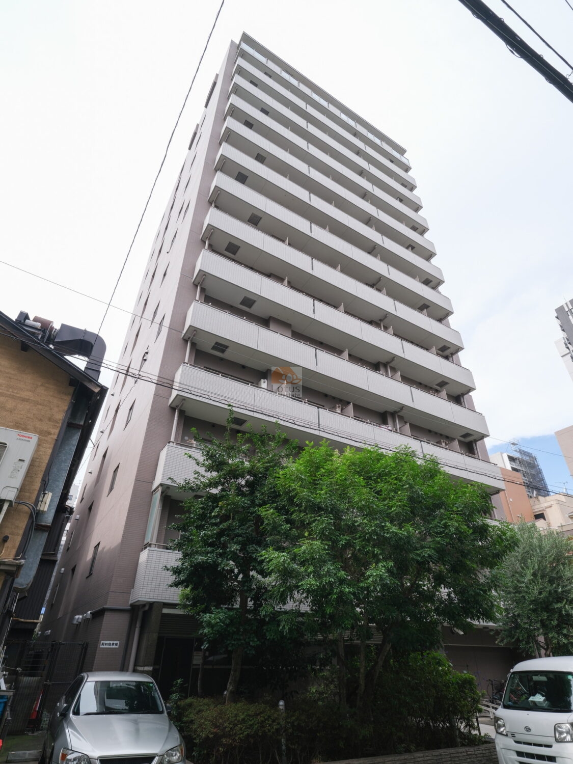 日神デュオステージ蔵前NEXT外観3.jpg 蔵前駅徒歩4分の近さを感じる外観で、縦にすっと伸びるフォルムが街の風の流れに自然に溶けている印象です。総戸数104戸のほどよい規模感があり、周囲の落ち着いた下町らしさとも相性がよく、暮らしの場として無理のないスケールといえます。日神デュオステージ蔵前NEXTは、平成20年築、14階建てのマンションです。