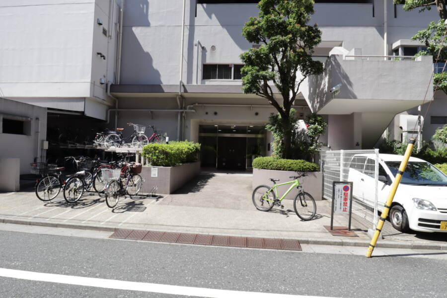ライオンズマンション錦糸町第２エントランス1｜エントランス脇には駐輪スペースがあります。