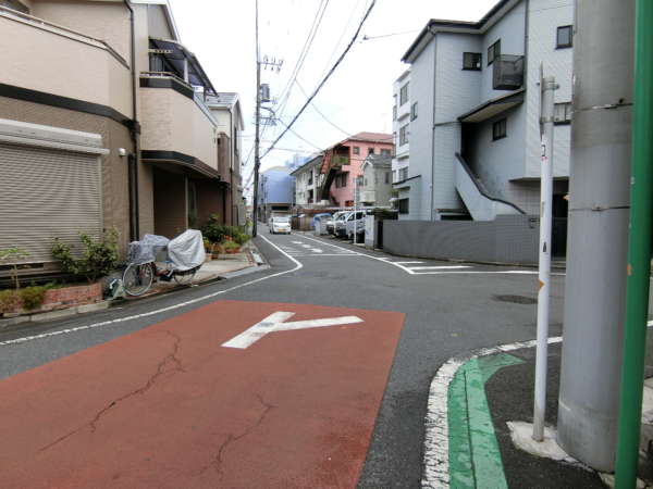 シーアイマンション新小岩親水公園アプローチ9｜路地に入るとほぼ静かな住宅地であり、マンションや３階建ての戸建てが多く見受けられる街並みです。